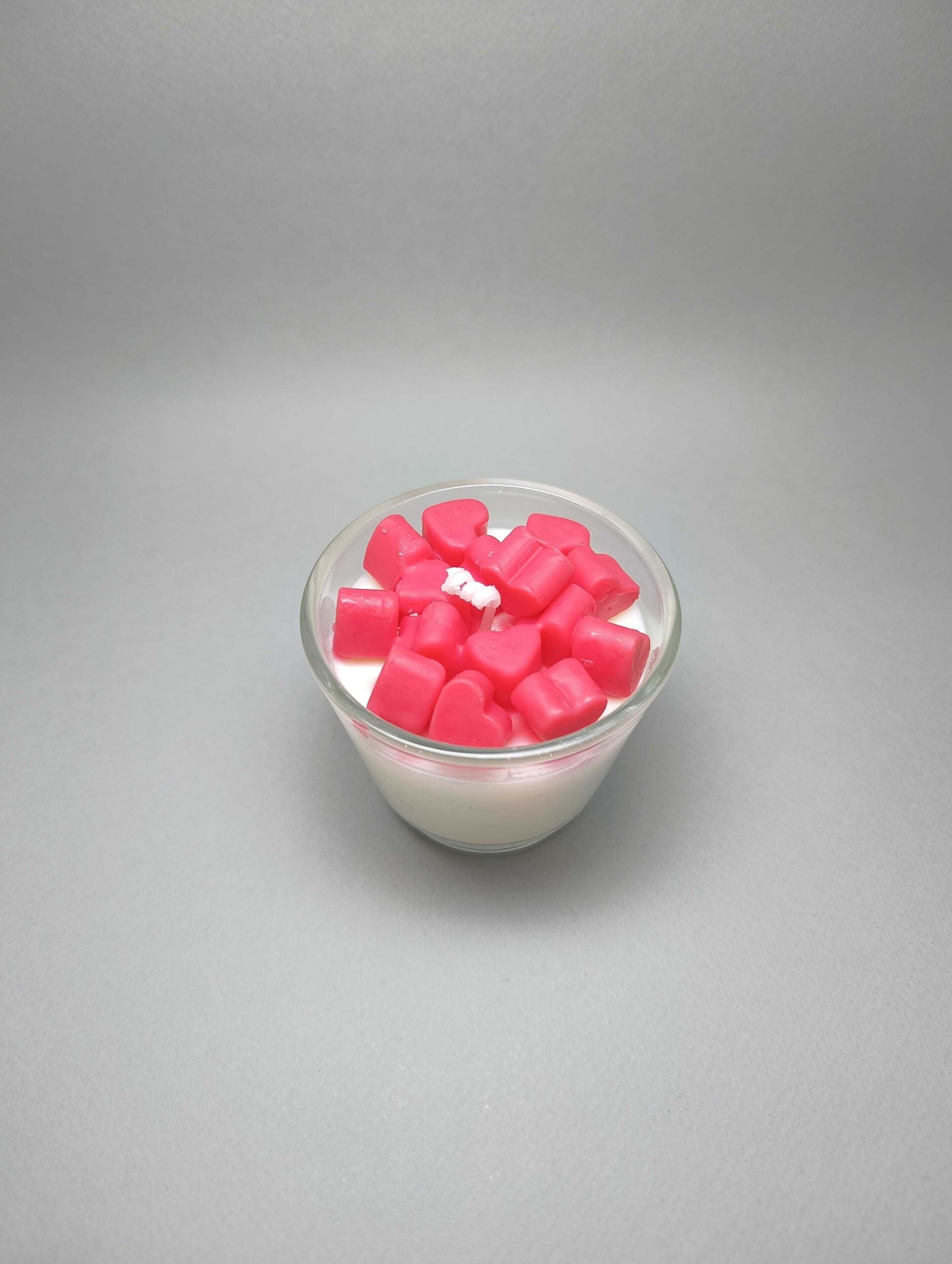 Αρωματικό Λευκό Κερί με Κόκκινες Καρδιές σε Διάφανο Βαζάκι - Image 3